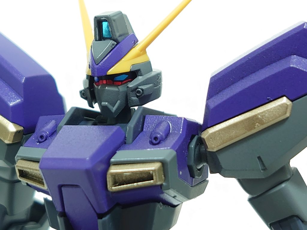 頭部は105ダガーのフェイスに、フォビドゥンのツインアイのシールを付けただけのお手軽改造。