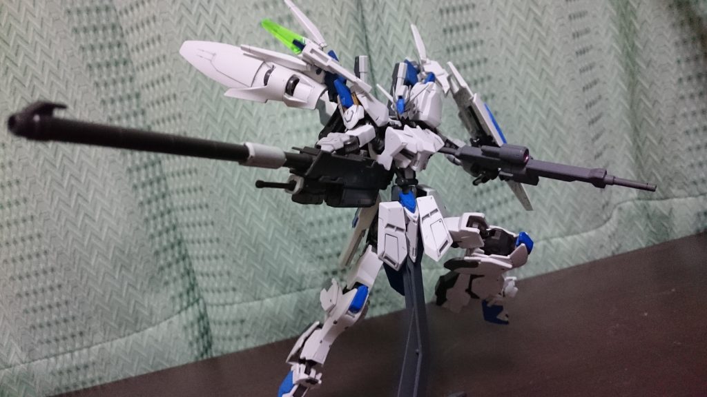 前と比べてもう一つ武器が欲しかったのでお気に入りの長距離砲を
背部に接続穴を儲けてマウント可能にしてます