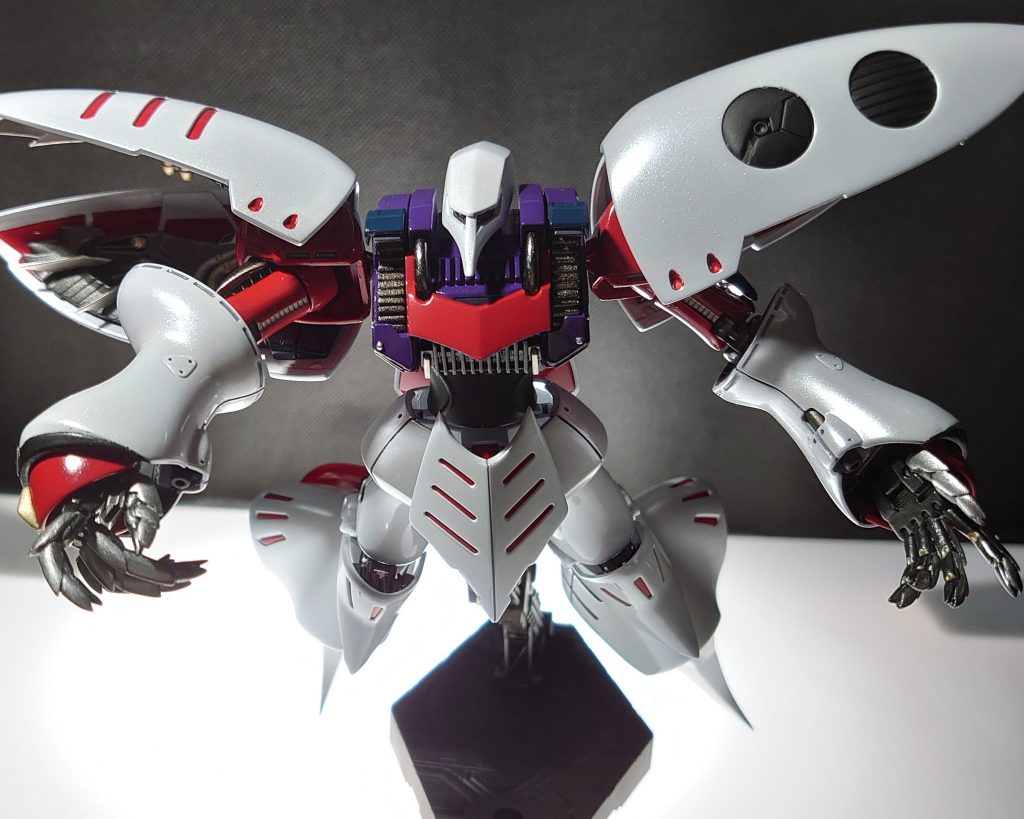 スマホ撮影故に、白地の光沢が難しく。
部屋は暗くして、かさ上げした台の中からLED照明をアッパーで、アクリル板を床にしました。さらに斜め上方からもLEDで照らしました。