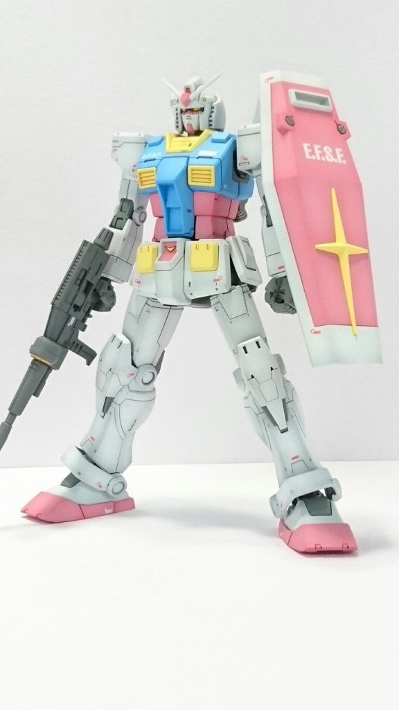 カラーリングはアニメのガンダムも意識して塗装しました。