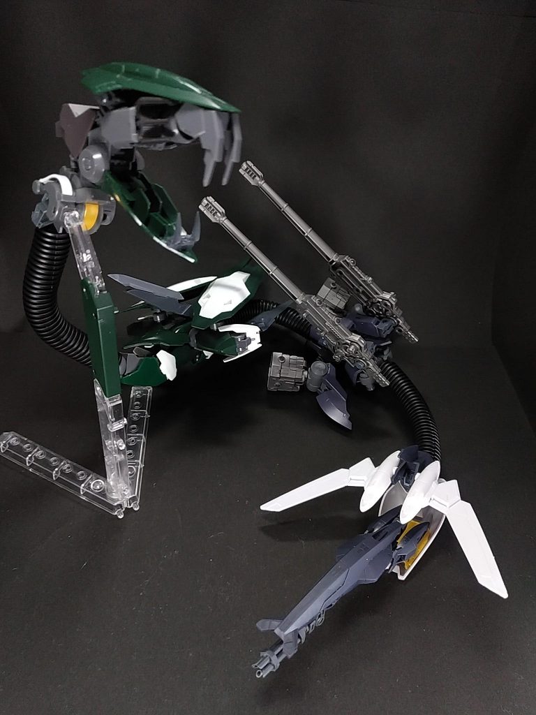 塗装前です。使用した塗料は背中側をタミヤTS-70 OD色(陸上自衛隊)腹側をタミヤTS-68 木甲板色フレームや武器をタミヤTS-42 ライトガンメタルで塗装しました。他にメタリックグリーン部分タミヤTS-14 ブラック→タミヤTS-20 メタリックグリーンシルバー部分TS-76 マイカシルバー
関節パーツのコルゲートチューブは素材がポリプロピレンなのでミッチャクロンを塗布した後、ベースホワイト→木甲板色の順に塗装しました。