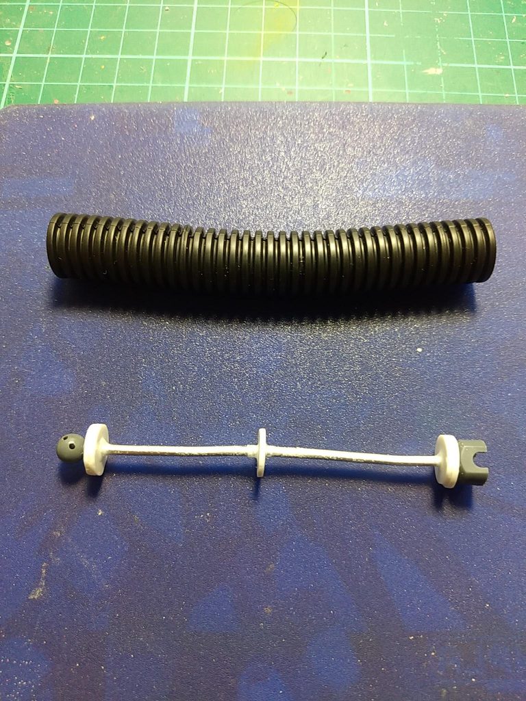 関節パーツの外側は電気配線を保護するコルゲートチューブを使いました。中身はチューブの内径(10mm)に合わせて切ったプラ板、太さ2mmのアルミワイヤー、ボールデンアームアームズのボールジョイント大を組み合わせて作りました。