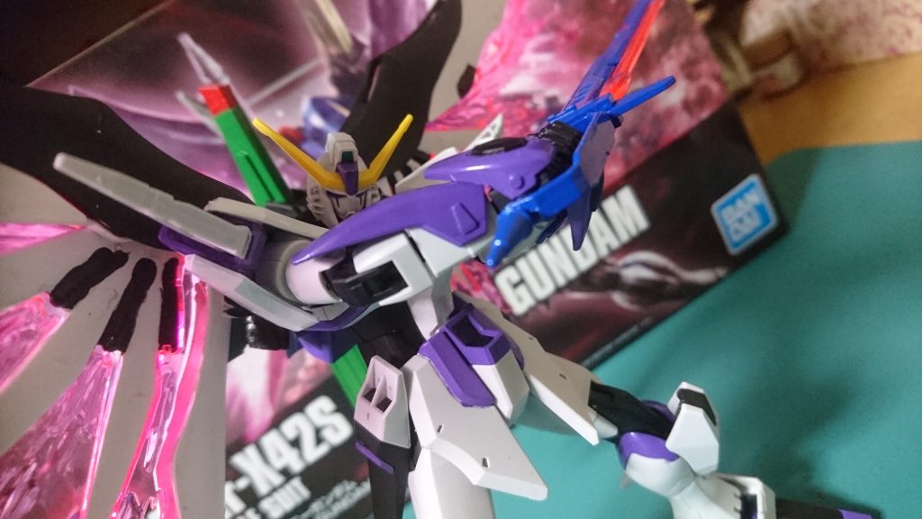 斬り掛かるデスティニー!!
腕のロール機能が追加されて可動域も良くなりました。