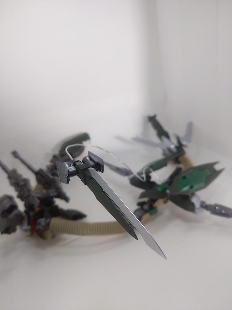 移動の要となるため、機体中央に敵機迎撃用の超硬ワイヤーブレードを装備している。