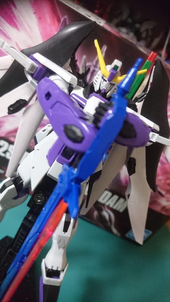 中世の騎士風に、地面にアロンダイトを突き刺したポーズ。HGCEになったことでよりアロンダイトの両手構えが容易になりましたね。