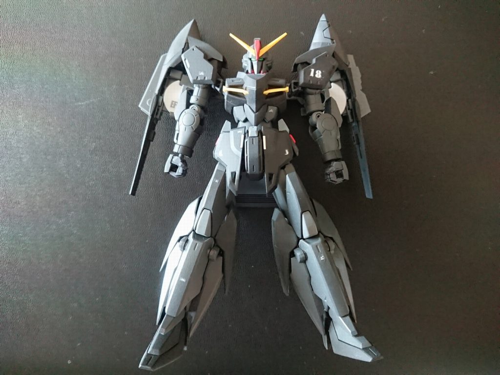 頭部アンテナ変更、胸部のウイング?と飛び出た肩アーマーを改修し、宇宙世紀っぽく。背中にフライルーのショルダーユニットを接続。脚部は妥協して色の変更のみです。
