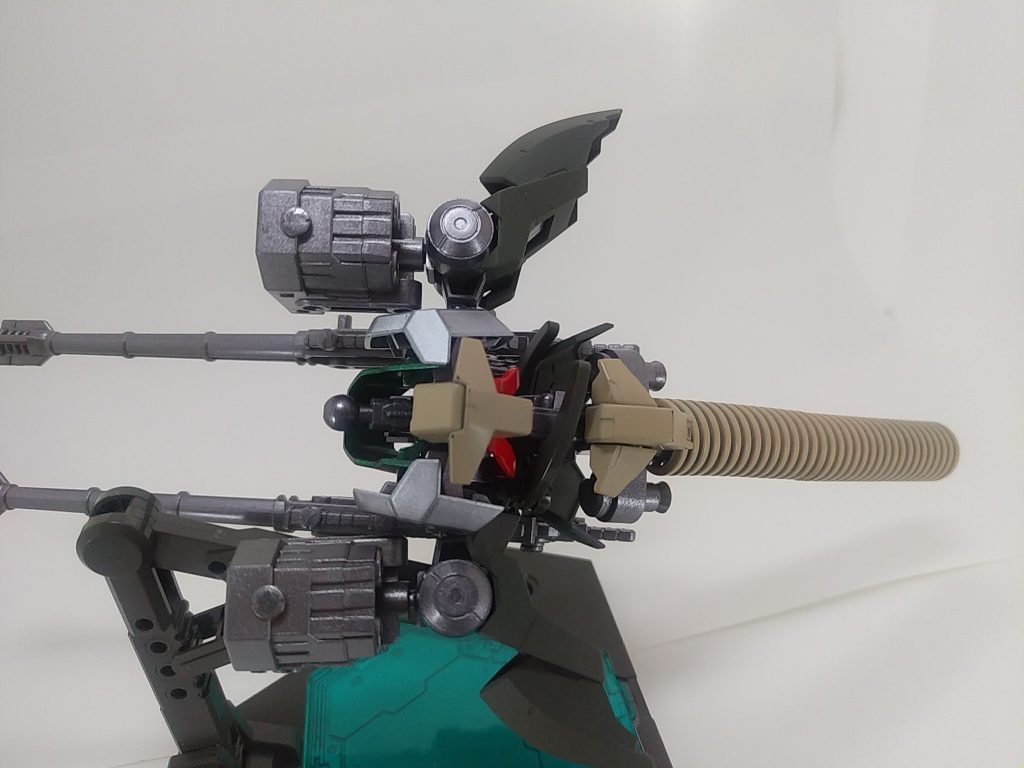 グレイズアインの胴体と肩、ゾイドの武器、バスターレーダーユニットを組み合わせました。