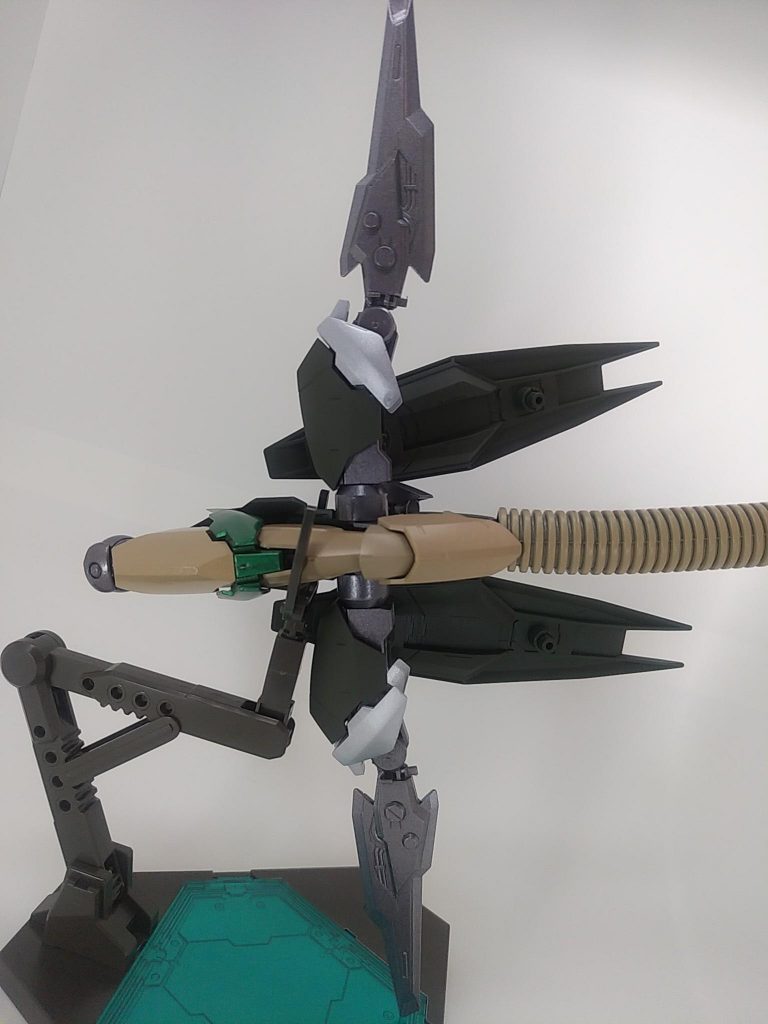 レギンレイズジュリアの脚を中心に左右にレギンレイズの太ももを接着、ヒザから先にHGBCバインダーガンを付けました。レギンレイズジュリアの大型バインダーの表面に網目塗装をして蛇の鱗を表現してみました。