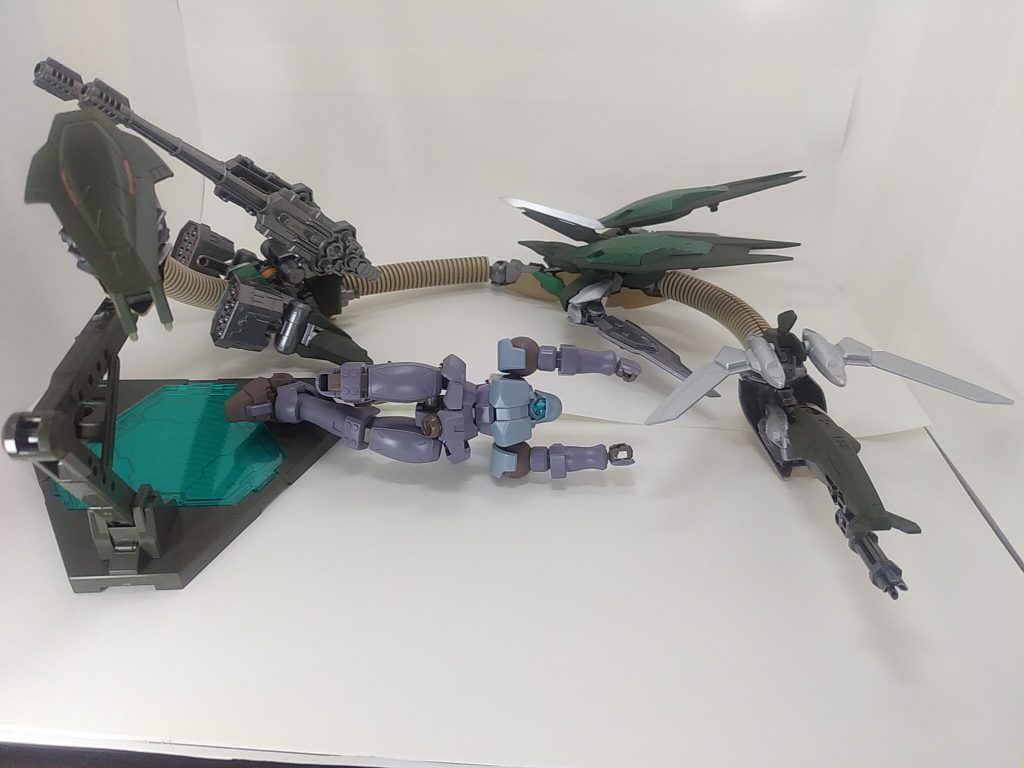 鉄血コン２作目です。前回フェンリルをモチーフに作ったので今回はフェンリルの弟、ヨルムンガンドをモチーフに作りました。作っている途中でMAみたいになったので設定も考えてみました。蛇のようにウネウネさせたかったのでかなり大きくなってしまいました(大きさ比較:リーオーNPD)主な使用キットはHG　レギンレイズジュリアHG　レギンレイズHG　グレイズアインHG　メルクワンウェポンズ改造武器　バスターレーダーユニット(ゾイドワイルド)