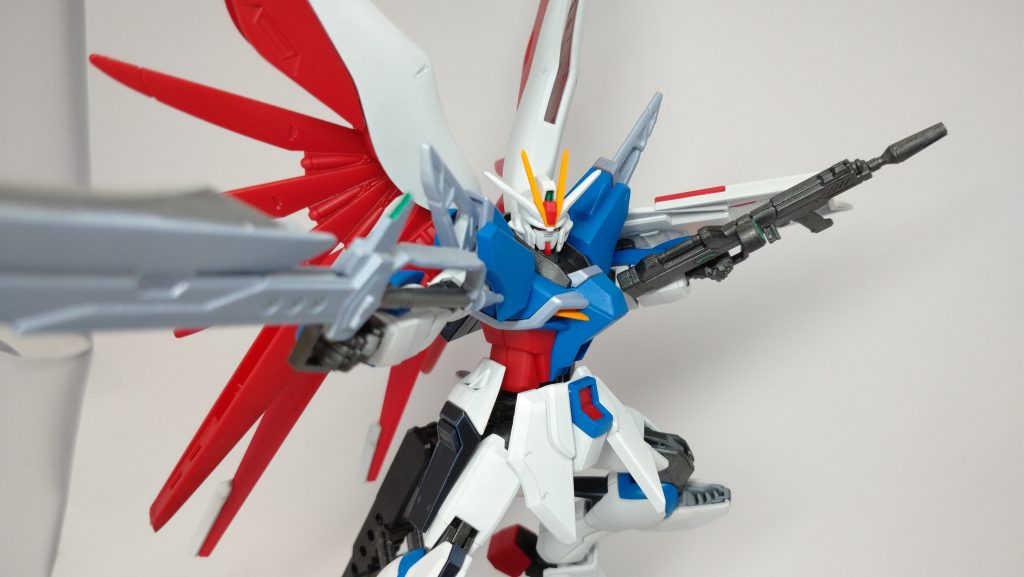 複合兵装「ザンバーブレイド」高圧縮、高出力のビームライフルと実体剣、大型ビームサーベルとしての運用を想定した試験武器。