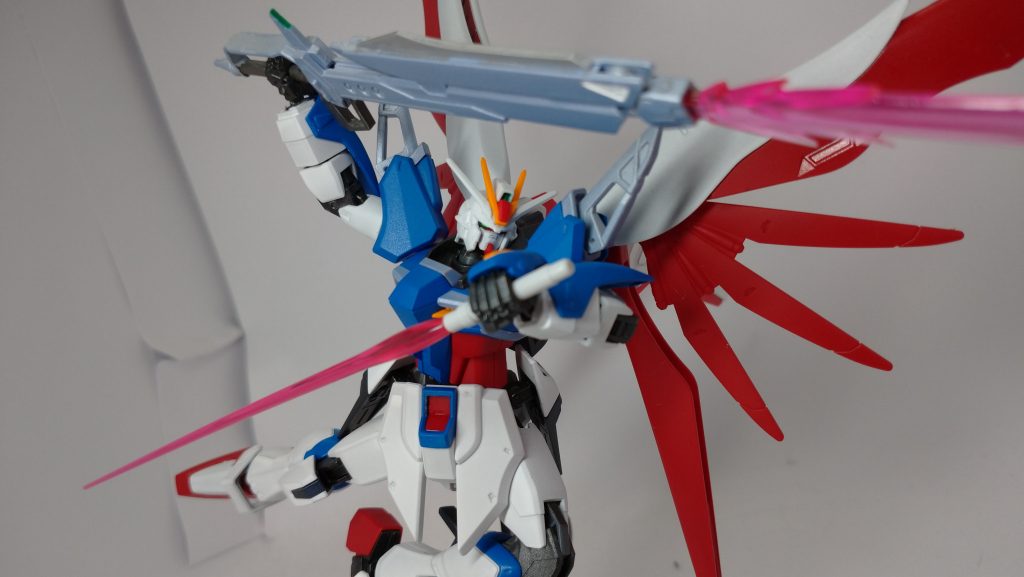 高出力サーベルな為、シールドごと溶断も可能