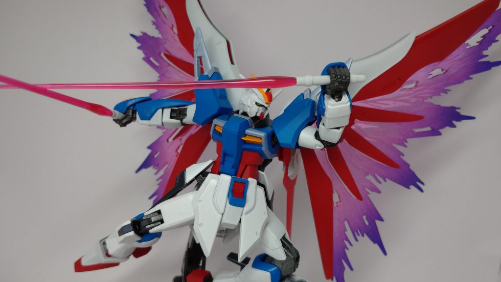 腰部にビームサーベルも装備しており、汎用性の高いフォースインパルスの拡張機とも言える

光の翼は、デスティニー同様ミラージュコロイドでの高速形態としての機能の他に、ビーム発信機としての役割も付与。根本的には違うが、「V2ガンダム」に近い運用も出来る