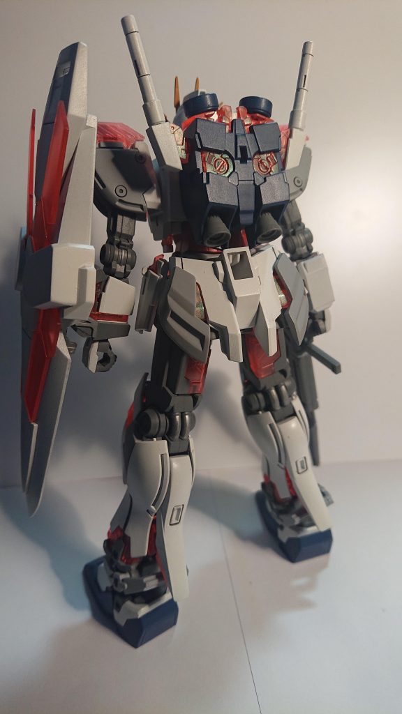 背面
クリアパーツにはエメラルドパールを吹き付けサイコフレームが微発光しているイメージ