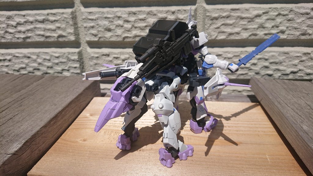 (後方)
更にウヴァルの台座取り付け部分にはジョイントをかましレギンレイズジュリアの胸部を取り付け