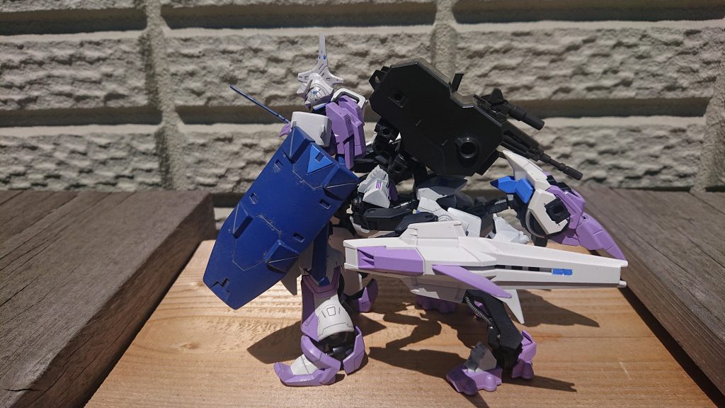 (横)
ガンダムフラウロスにできるならガンダムウヴァルにもできるはず！
頭部にジョイントを取り付け逆足にします
見えませんが片足に大きなバーニアがありましたが切断し別パーツで埋めています
肩接続部にはサイドバインダーを取り付け