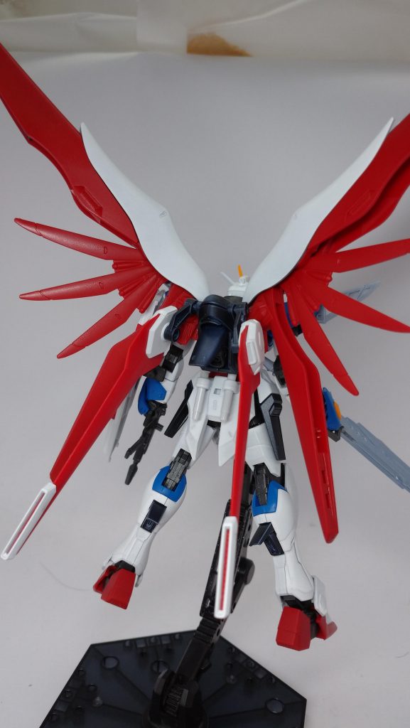 背面にはフォースシルエットのウイングが装備されており、局面に応じて、ソードシルエット、ブラストシルエットのものに換装可能。バックパックごとの換装ではないため、戦闘中では危険を伴うと言うインパルスの弱点を補う形になっている