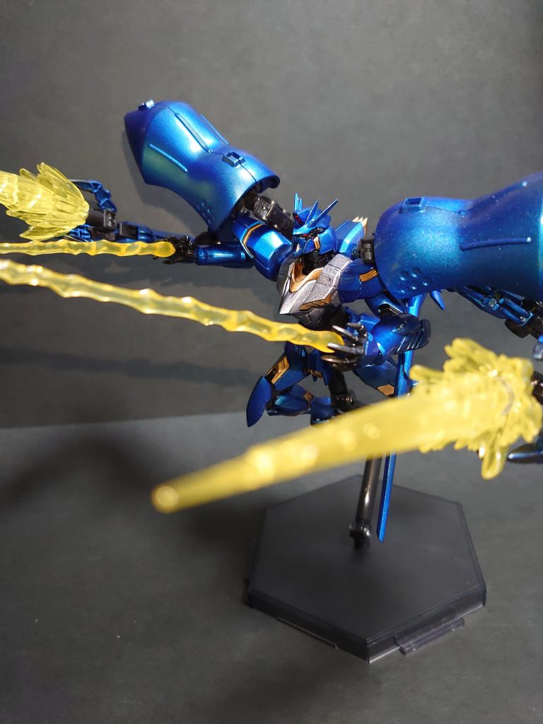 ビームサーベルと同時に使用して刺突・・なんてことも。