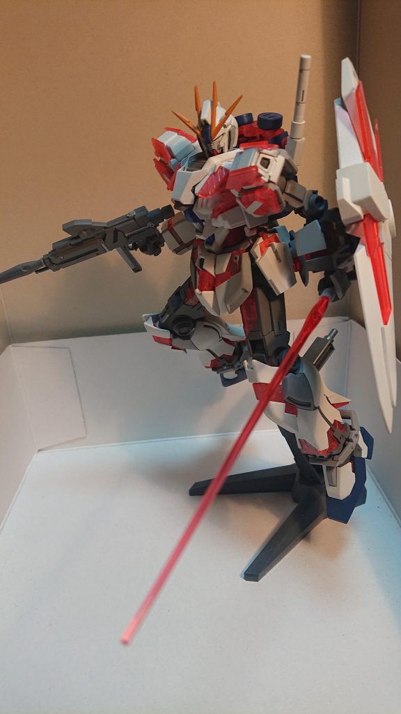 抜刀イメージ
本当なら皆様大好きなクソムーブを再現したかったのですが右の握り手紛失の為DXの説明書にあったイメージショットを再現
サーベルが初期不良なのか気泡入っているのが気になるか