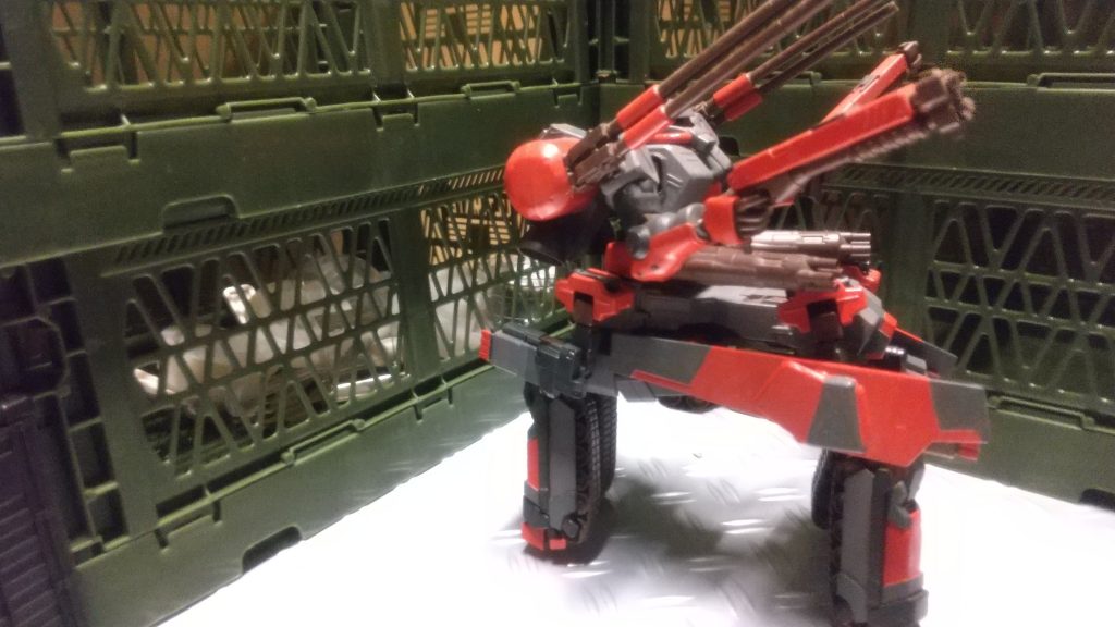 立ち上がって多脚戦車モードに変型。