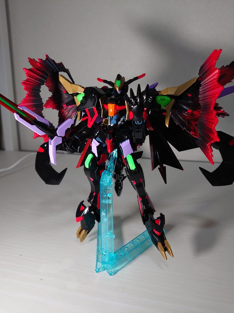 肩からのエフェクト展開。
この写真が一番お気に入り。
非常に分かりにくくなってしまったのですがエフェクトの根本はつや消し、外はつや出しで塗装しました。