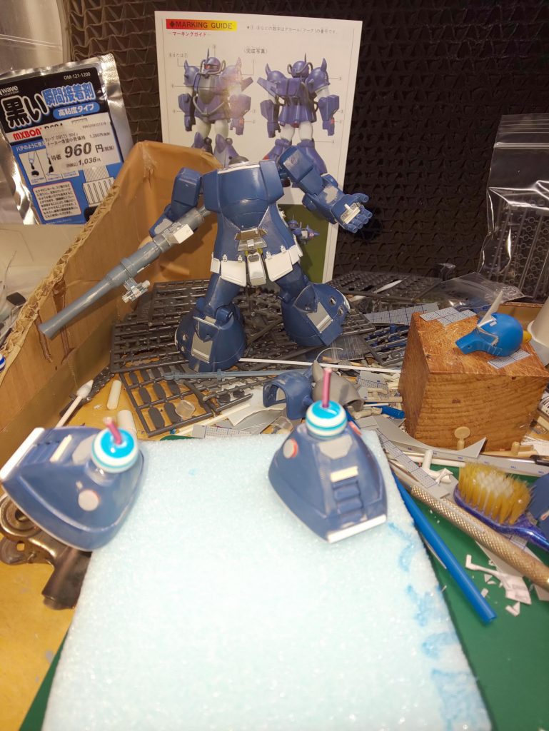 普通のグフのパイプ取付け位置に近くなるようにフンドシを作り直してます。
それ以外はいつものキット尊重モデリング。

頭は技術不足でどうにもならなかったので、300円グフのものを。

マシンガンハンドでも指を曲げずに(そもそも曲がらない)銃火器のフォアグリップを保持できるようにサポートフレームと固定アンカーをプラ材ででっち上げてます。