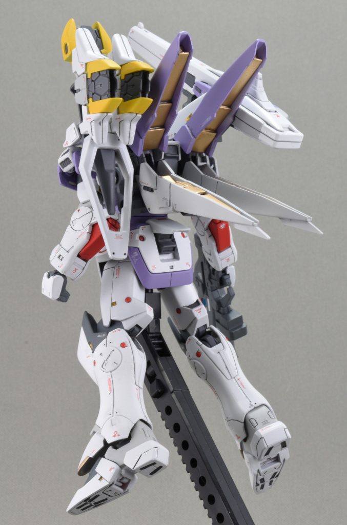 某御大の｢おもちゃっぽくてV2ガンダムは好きじゃなかった｣的なコメントがあったとかなかったとかなので､ロービジ風のカラーリングに。