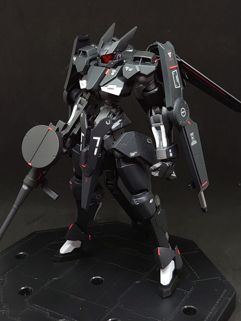 ベースカラーは、ミッドナイトブルー。
アクセントにExブラック。
全体的に墨入れが目立たないので、レッドポイントと白デカールを多用しました。