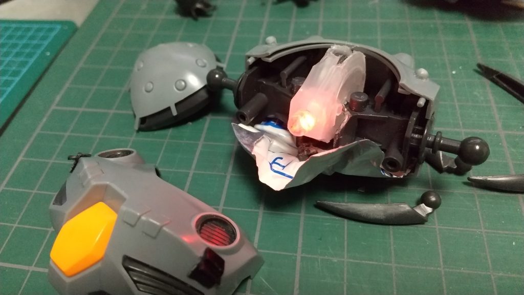 ズゴック本体の工作は以下の通りです。・フレームのパーツに切り欠きを入れて、LEDライトを入れる空間を確保・遮光する素材を入れて、光が関節などから漏れないようにする。両腕の軸になっているパーツに切り込みを入れました。強度が下がるので、完全に切り離してはいません。そして例によって、登場のロキソニンシップ。パッケージがアルミ素材なので光を遮ってくれます。要するにゴミを再利用している訳ですが、無ければアルミホイルで代用できるはずです。