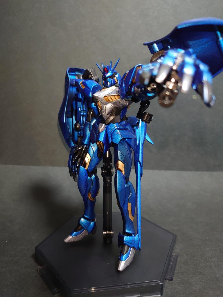 *・レギルスクロー*
装。電磁装甲とディアクティブソナーを兼ねた大型の椀部ユニット。
ウロッゾ系の技術が活用されており、リーチとパワーに優れている。
掌には水中でも使用可能な偏光式ビームカノンが搭載されており、水中・地上問わずにもう一対の腕としてあらゆるレンジで使用ができる。

レギルスＢのメインパーツでハイゴックとゼルトザームアームズから製作しています。
水陸両用型の機体なので、同じ水陸両用型で好きなハイゴッグの意匠をどこかに取り入れようと採用しました。