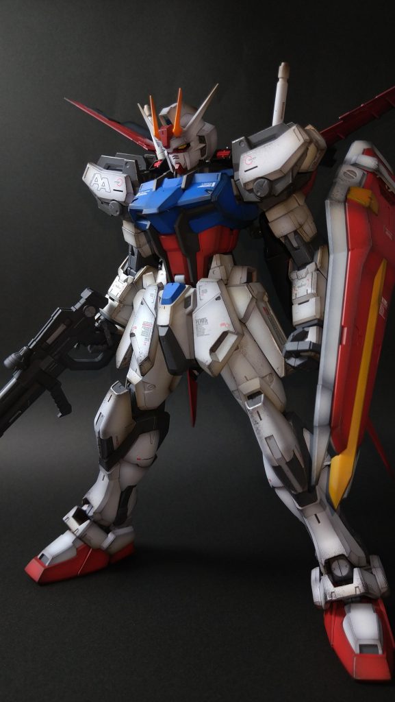 数々の戦場を切り抜けた、歴戦のガンダムをイメージして作成しました！
キラのストライクというより、ムゥさんのようなマッシヴさをイメージしました。
0.2㎜プラバンや、彫り込みにより多層感を重視したディテールアップをしています。