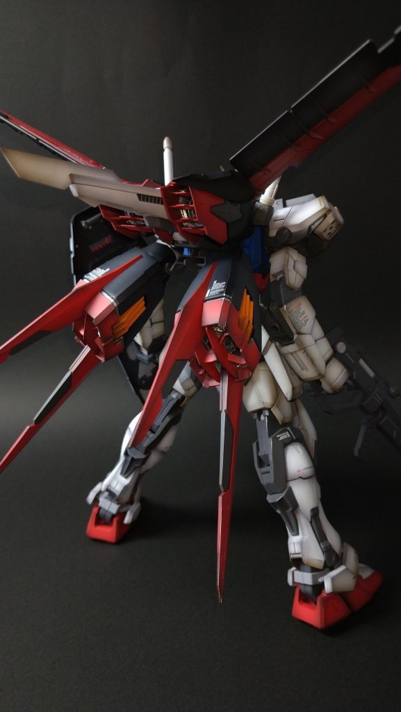 白いパーツはシールド以外ブラウン立ち上げ、それ以外のパーツは黒からの立ち上げ塗装してます。
歴戦感を演出する為、ウェザリングにはクリアブラウンでシャドウを深め、黒と茶でスポンジチッピングの後に艶消しコート。仕上げにフラットアルミでドライブラシをかけてます。