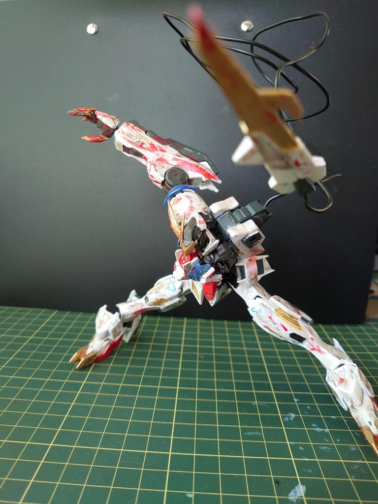 テイルブレードの尻尾は百均にあったカラー針金を使い、よりインパクトのある形にしました。