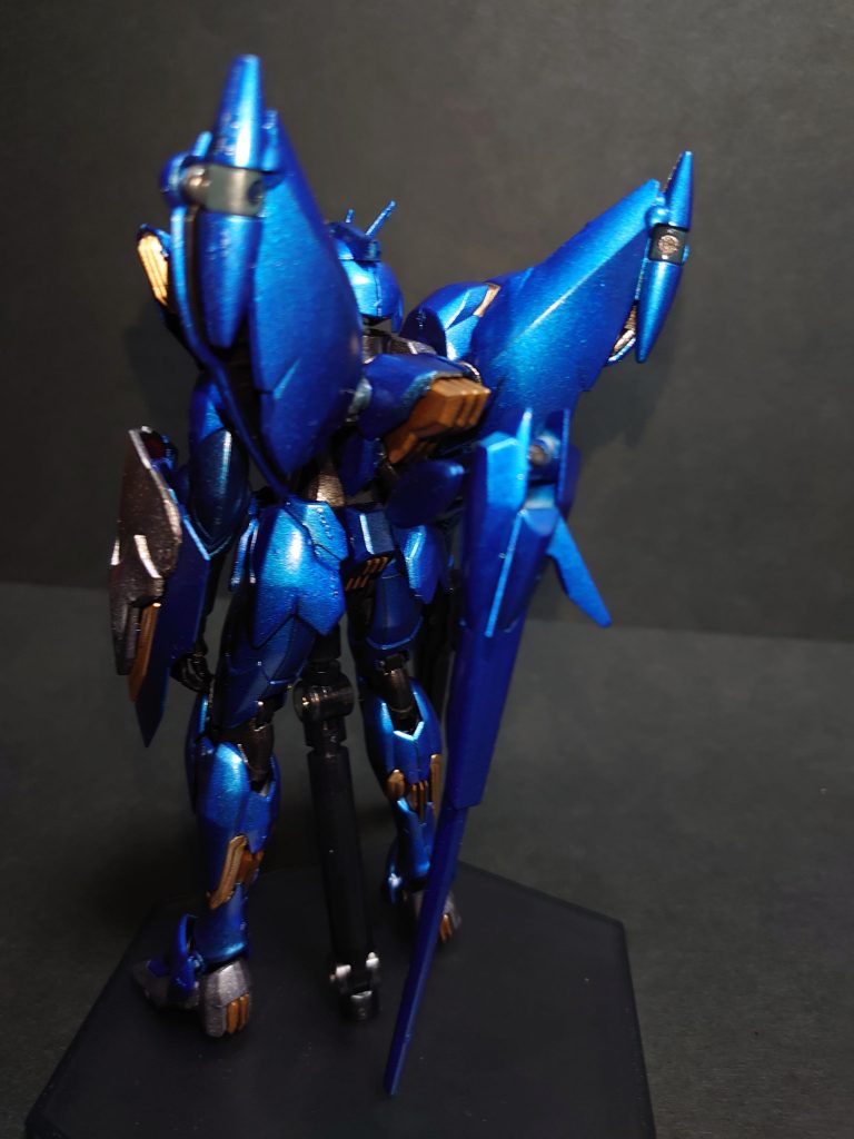 最後に配色ですが、青部分はタミヤのメタリックブルー。
胴体等にタミヤのライトガンメタル。
光波推進部にクレオスのゴールドを使用。
全体に艶出しトップコートを拭いています。

今回は全身メタリック塗装ということで、サフは1500番のブラックを使用してみました。
使うのは初めてでしたが、良い感じにまとまったんじゃないかなと思います。

ただ、胴体はもう少し暗い色でもよかったかも・・。