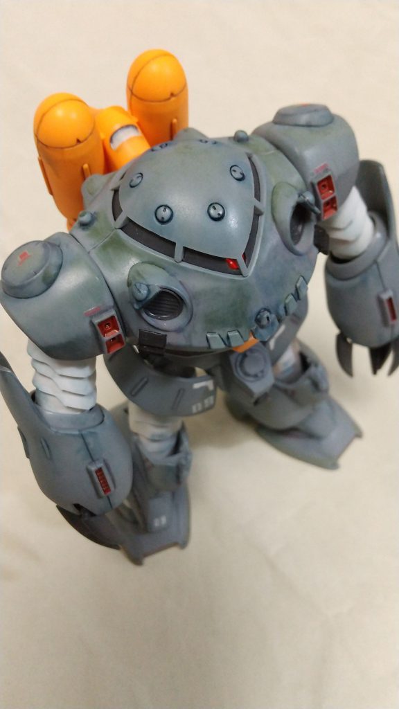 LEDライトを取り外して、キット付属のクリアパーツに差し替えられます。テーマは「モノアイ発光」なのですが、前回のザクと同様に「無塗装で全身にモールド、ウェザリング、デカールを施して、情報量を増やす」も行いました。・全身モールド追加ピンバイスで丸モールド、ランナーとポテトチップスのフタを切ったり削ったりして作製したモールドを追加しました。・ウェザリング塗装リアルタッチマーカーを使いました。・デカール貼り使用したのは水転写式 1/144 RBコーションデカール 01ワンカラーブルー水転写式 1/100 RBコーションデカール 01レッド×グレー水転写式 スターターセット01[ホワイト]数字は余っていたガンダムデカールですモノアイ発光については下の方の制作工程をご覧ください。