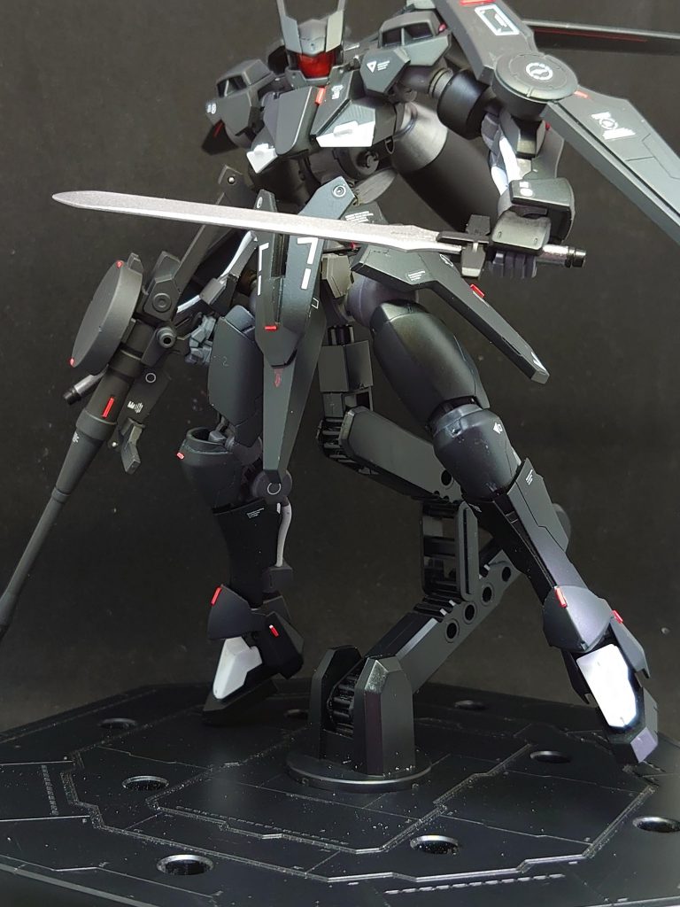 グリムゲルデの剣はビームではない実剣なので薄くヤスってシルバーを施しました。

フェイスのオレンジクリアパーツに裏からシャインレッドで色を強調しました。