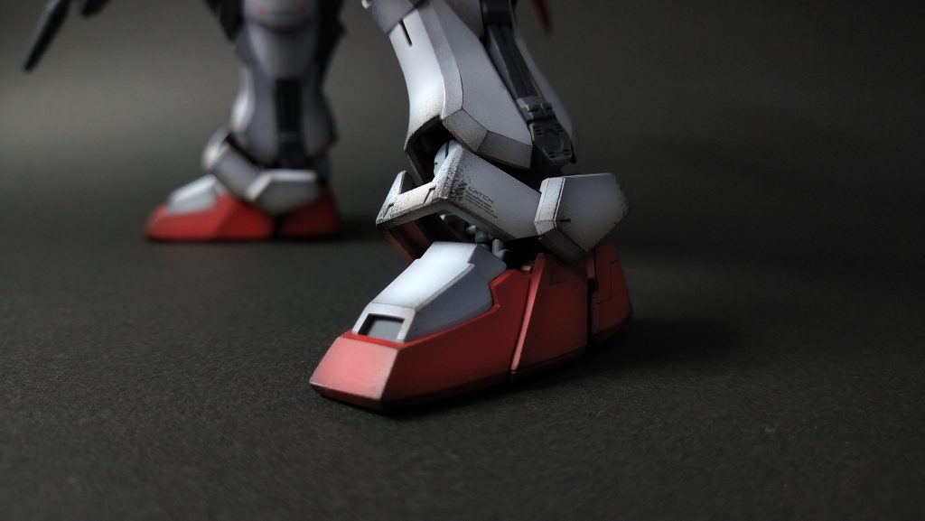 スリッパはギリギリまで削り込みました。
地味ですが、スネ部分のモールド等はあえて埋めることで、踏ん張りのあるイメージにしました。
個人的に一番イメージ通りキマった箇所です。