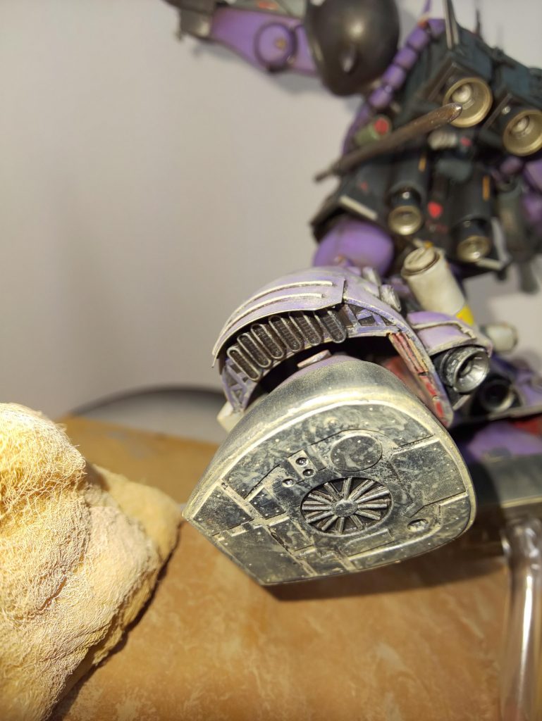 それでも現場から重宝されたのは事実で、短距離ならば低空飛行も可能な この機体はいつしか【エアザッツ(代用)ドム】と呼ばれる。

カラーリングもドムのそれにならい、遠目にドムと誤認してくれるような欺瞞塗装となっている。