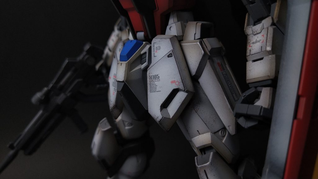 フロントスカートは幅増ししてます。
下半身は脚の長いモデル体型を崩すことで、マッシヴな印象を目指してます。