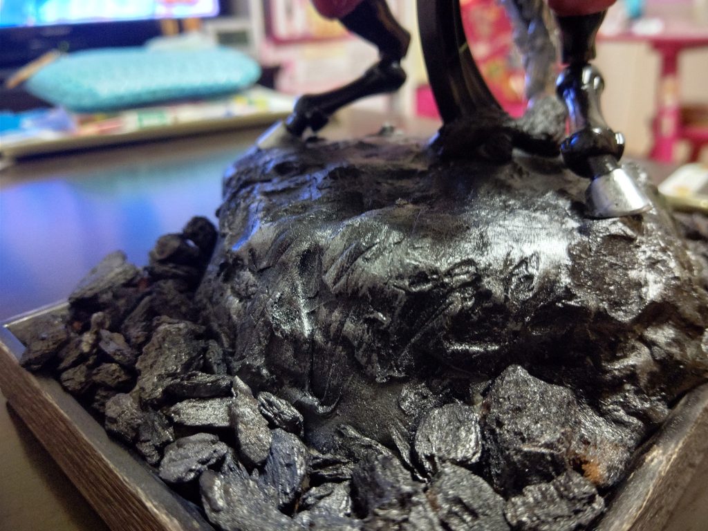 初挑戦のジオラマ風の台座は全て100均の物で製作…
紙粘土で岩を成型して塗装+ドライブラシで奇跡的にいい感じに！