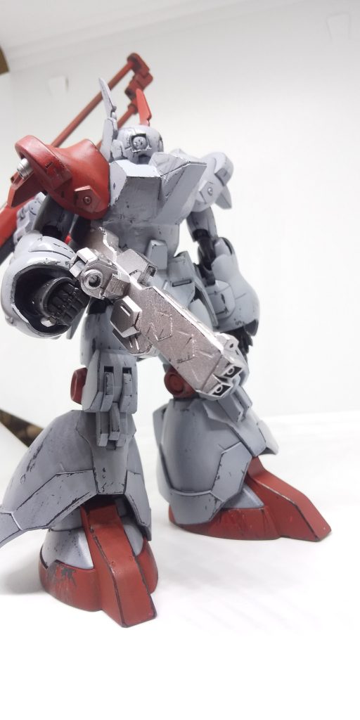 ドムの脚部を流用しているため、見た目より機動力はあるようだ。
ビームライフルにはジェネレータが搭載されているタイプで、旧ジオン公国仕様のモビルスーツでも使用できるとのこと。