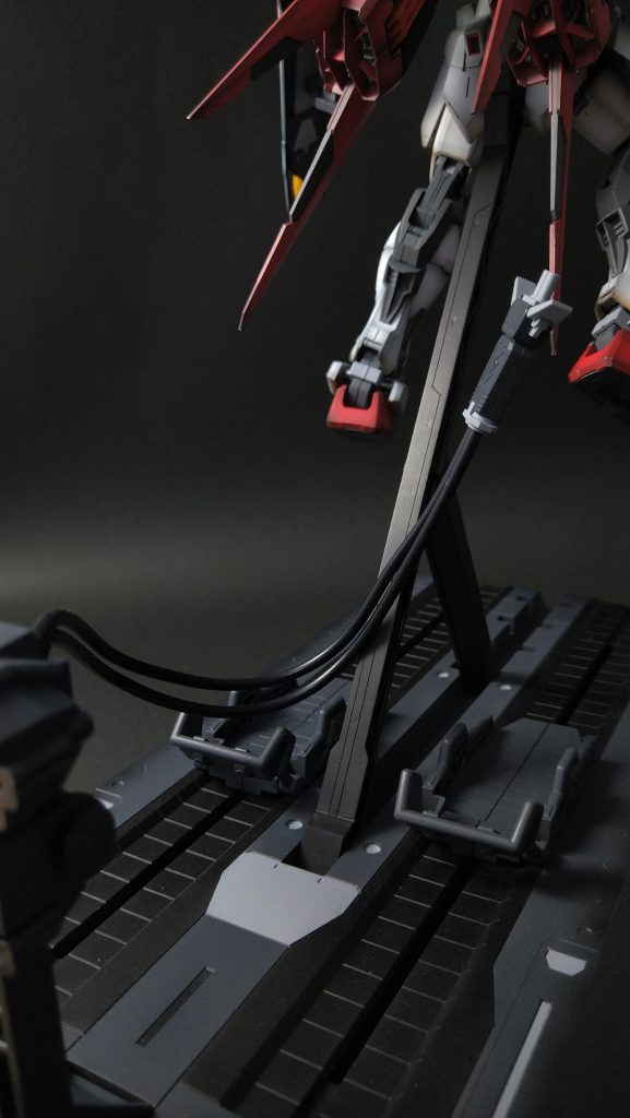 台座です。
キットに付随してた物を適当に色分けしましたが、プレイバリューが高いですね。

余談ですが、あまりにも大きすぎて撮影ブースからハミ出てしまい、撮影するのが大変でした…