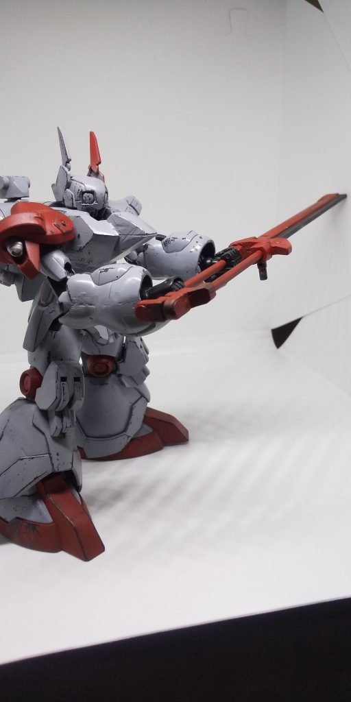 頭そしてボディの可動が死んでいるためこの辺が限界。
と言うか、仮組みのあたりで*可動はかなぐり捨ててでっぷりとしたモビルスーツを作るんだと心に決めて*製作。
プロポーションは自分の好みに仕上がったので概ね満足。
色は*なんか知らないけどいっぱい余ってた灰色*を使用。
なんで……?