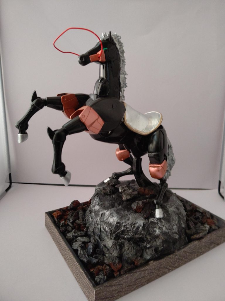 鬣と尾はグルーガンで…
下手くそですが、鞍もパテで製作