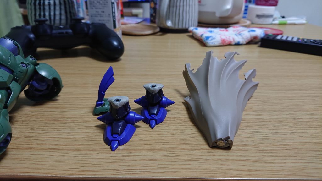 脚部はダンボール戦機のジ・エンペラーのモノを使用しています
途中で切ってパテで埋め埋めしていますね
これで脚部を伸脚して立ち姿をスマートに出来ました