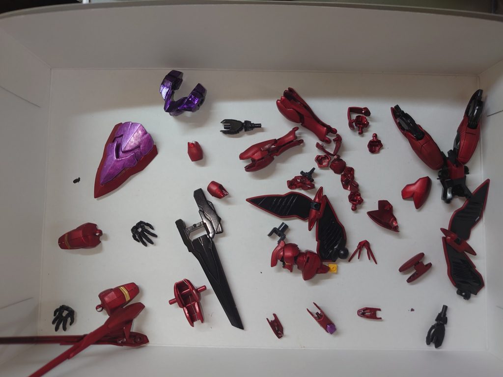 塗装中の写真です。
今までは乾燥台２つで塗装していたのですが、今回から大小６つに増やした為、作業効率があがりました。

以下、おまけです。