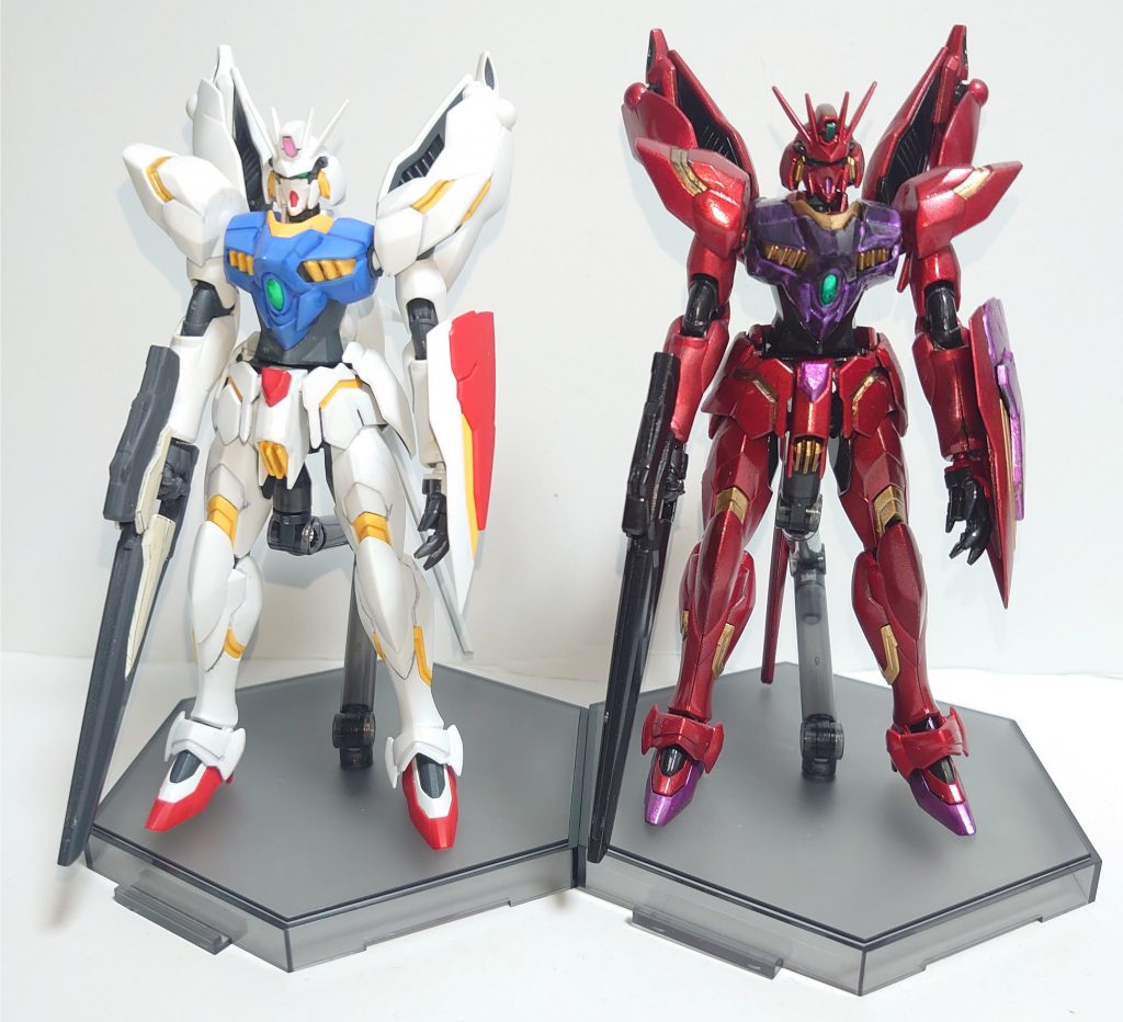 元にした白レギルスと比較するとこんな感じです。

塗装と配色ですが全体に１５００番の黒サフを拭いてからメタリック塗装→部分塗装→艶出しトップコートの順番で仕上げています。

使用した塗料は以下の通りです。

全体・赤部分       タミヤ　メタリックレッド
胴体・紫部分       クレオス　アメジストパープル
楯等・紫部分       クレオス　ＧＸメタルパープル
関節等・黒部分     クレオス　メタルブラック
光波推進部・金部分　クレオス　ゴールド
センサー類・緑部分　ガンダムマーカー　シャインシルバー→メタリックグリーン