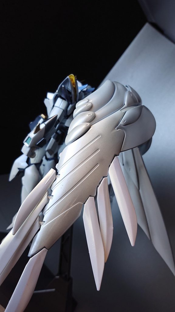 翼のアップ
黒→シルバー→ホワイト→クリアブラック→サファイアブルー+トパーズゴールド→蛍光クリアー→GXクリアー