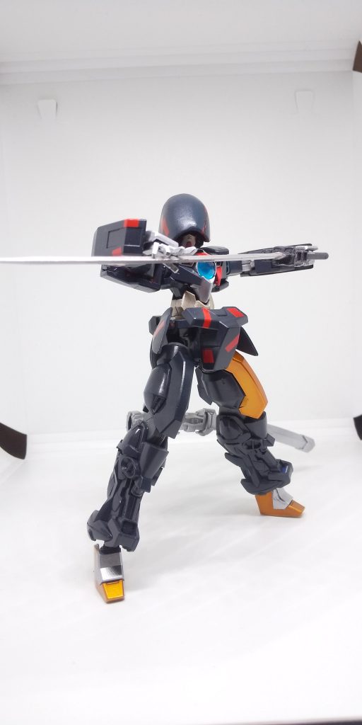 唯一の武器、「魂魄」は、刀身に粒子を纏わせることにより切断力をぐんと上げることが出来る。
という触れ込みだが、実際は纏わせずとも切断力は高く、粒子を纏わせると刀身が光り輝きビジュアル面が良くなるので軍の広報はテンション高めである。