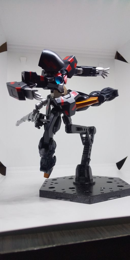 アズールやフィールウィンドには出来ない徒手空拳での戦闘が可能になっており、蹴りや拳のインパクトの瞬間にGNフィールドを展開させることで対象を破壊することができる。
GN粒子を最も攻防に活かせる機体である。