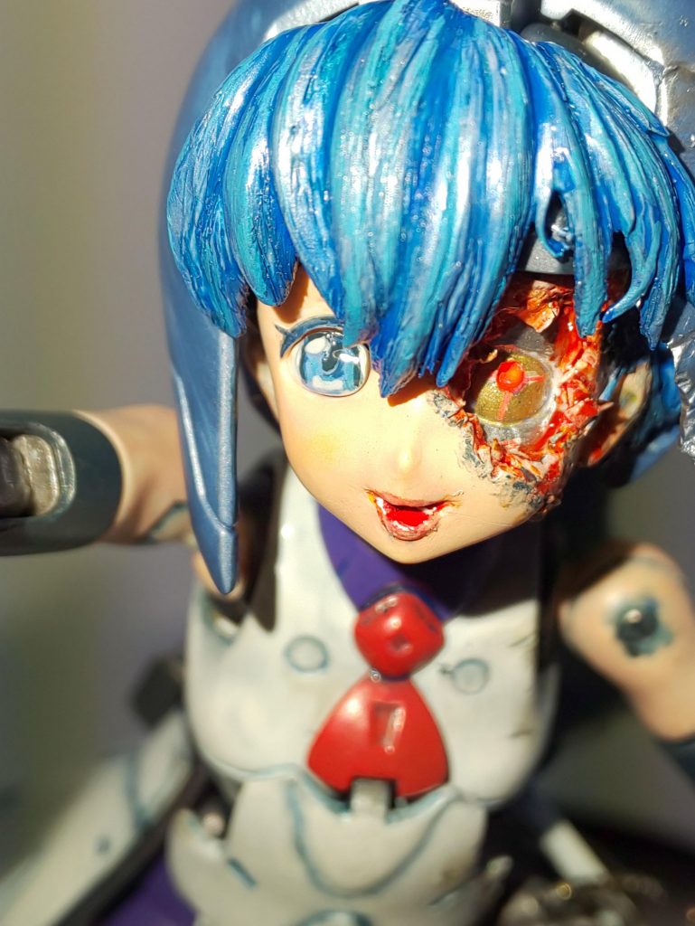 個人的に『サラ』と言えば、ボリノークサマーンでもなく、ダンクーガでもなく、サラ・コナーを思い出します(笑)
なのでターミネーターです(安易)
機械な顔はサラロボ部品を有効利用。
機械目には蛍光塗料を塗ってブラックライトでビカー!です。
口を微笑させて、唇も作りました。
キャラ的にあまりエロくならないように野心を抑えながらやったつもりです。
瞳はプルプル手描きです。上からレジンを塗ってます。